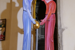 Drei Figuren mit Ei. 3200€.