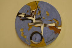 48. Collage 700 €.