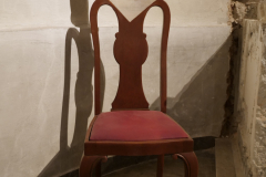 Stuhl. Frau. 1500 €.